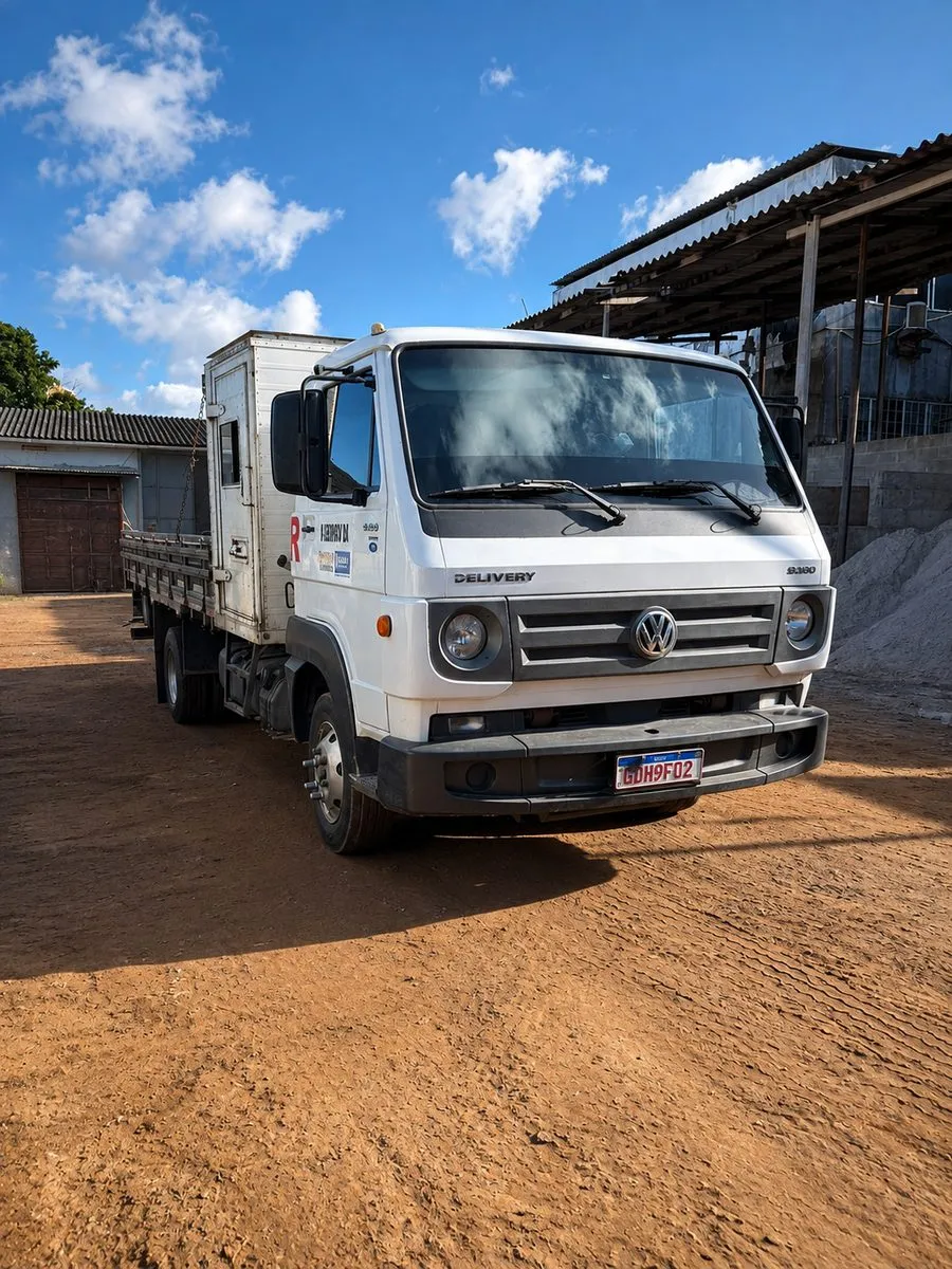Caminhão 3/4 com Carroceria