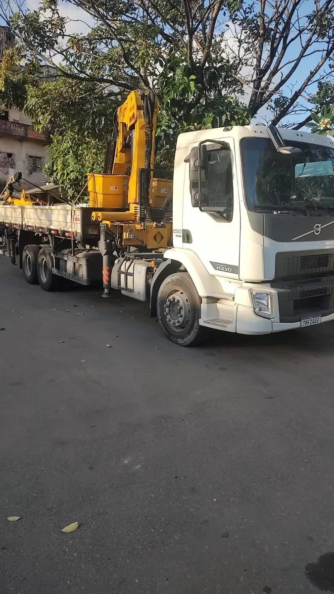 Caminhão com Cesto Aéreo